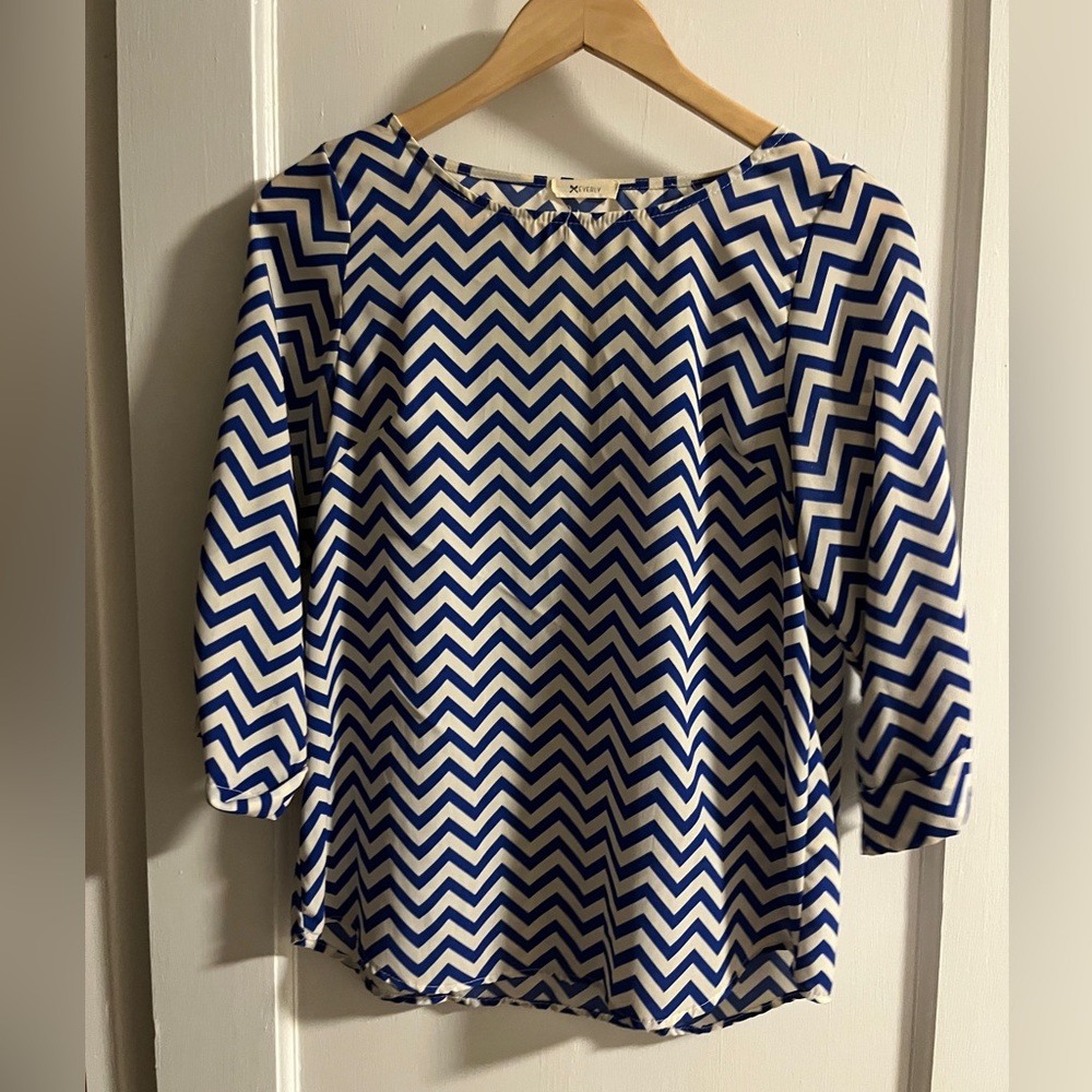 Blue and white 3/4 sleeve top. Size unknown but fits like a S or 4/6.